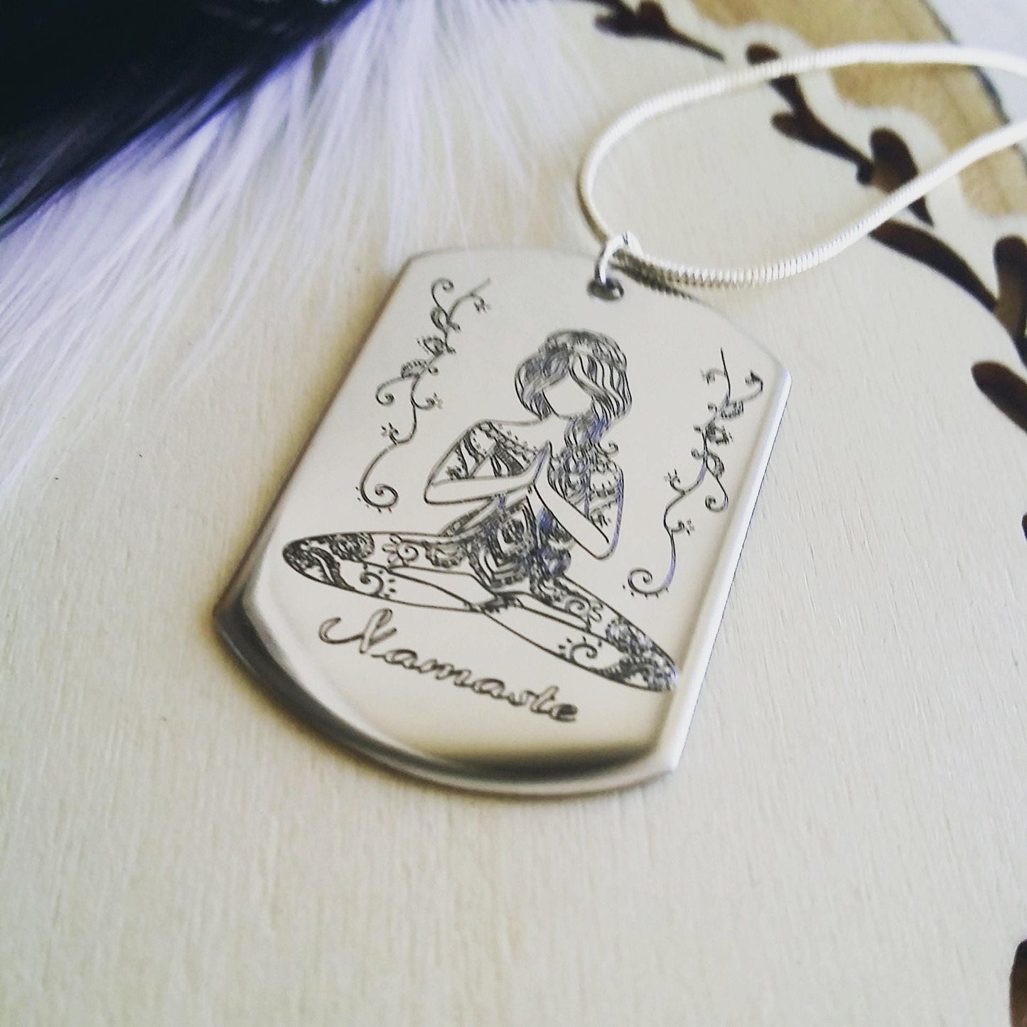Collier Namaste, pose de yoga gravée sur collier en argent
