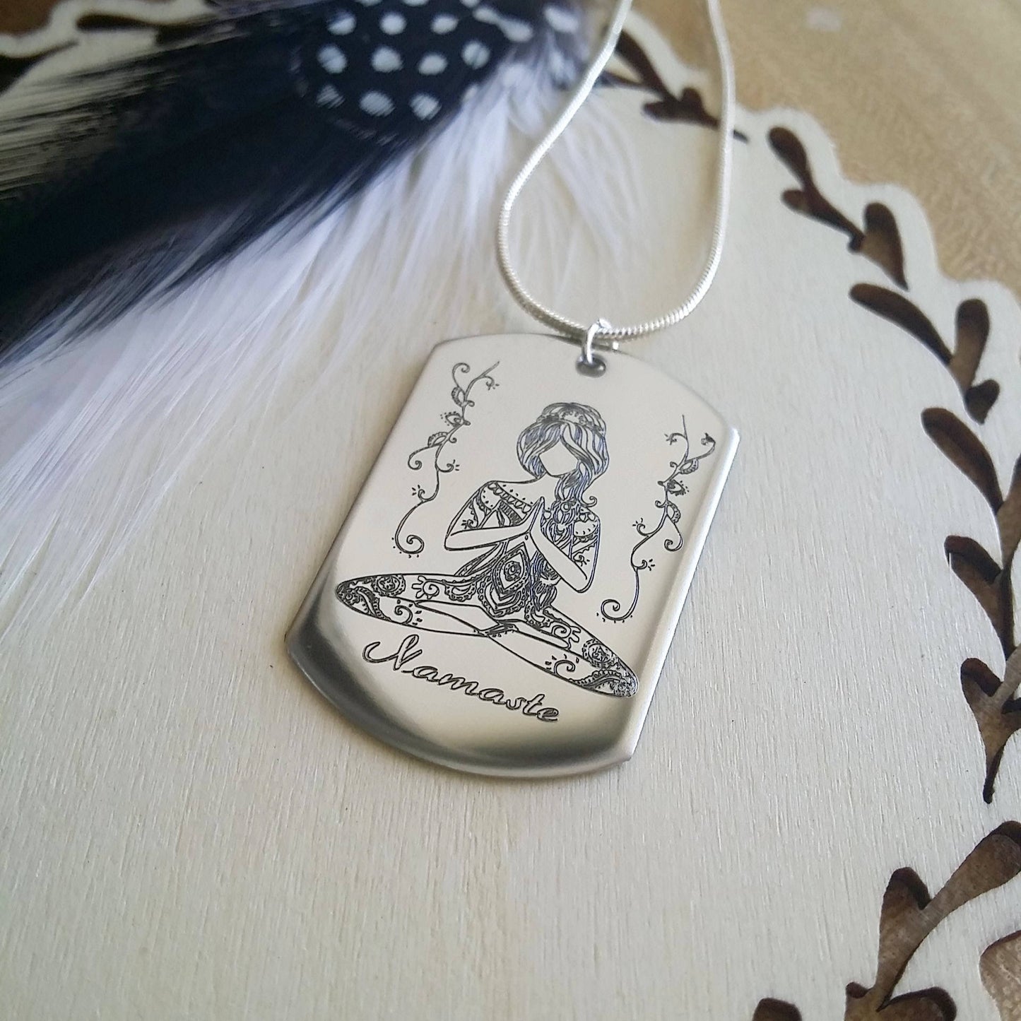 Collier Namaste, pose de yoga gravée sur collier en argent
