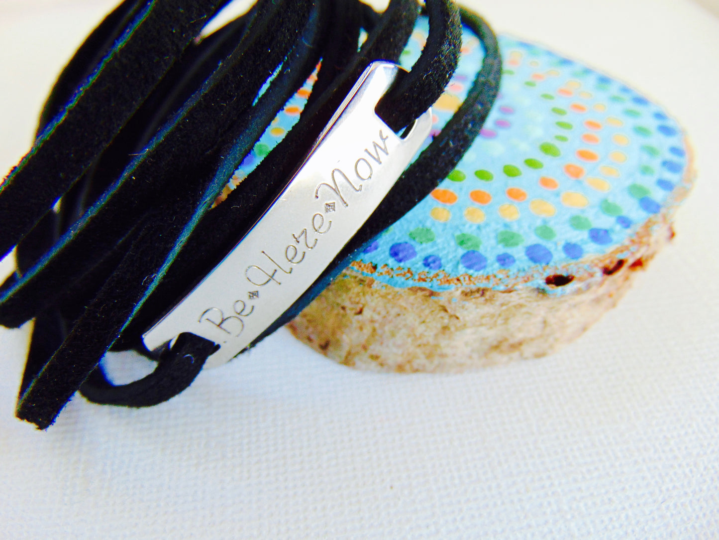 Pulsera de cuero púrpura personalizada, pulsera de barra grabada con arandela circular, pulsera de envoltura estampada ajustable, mensaje/joyería inspiradora