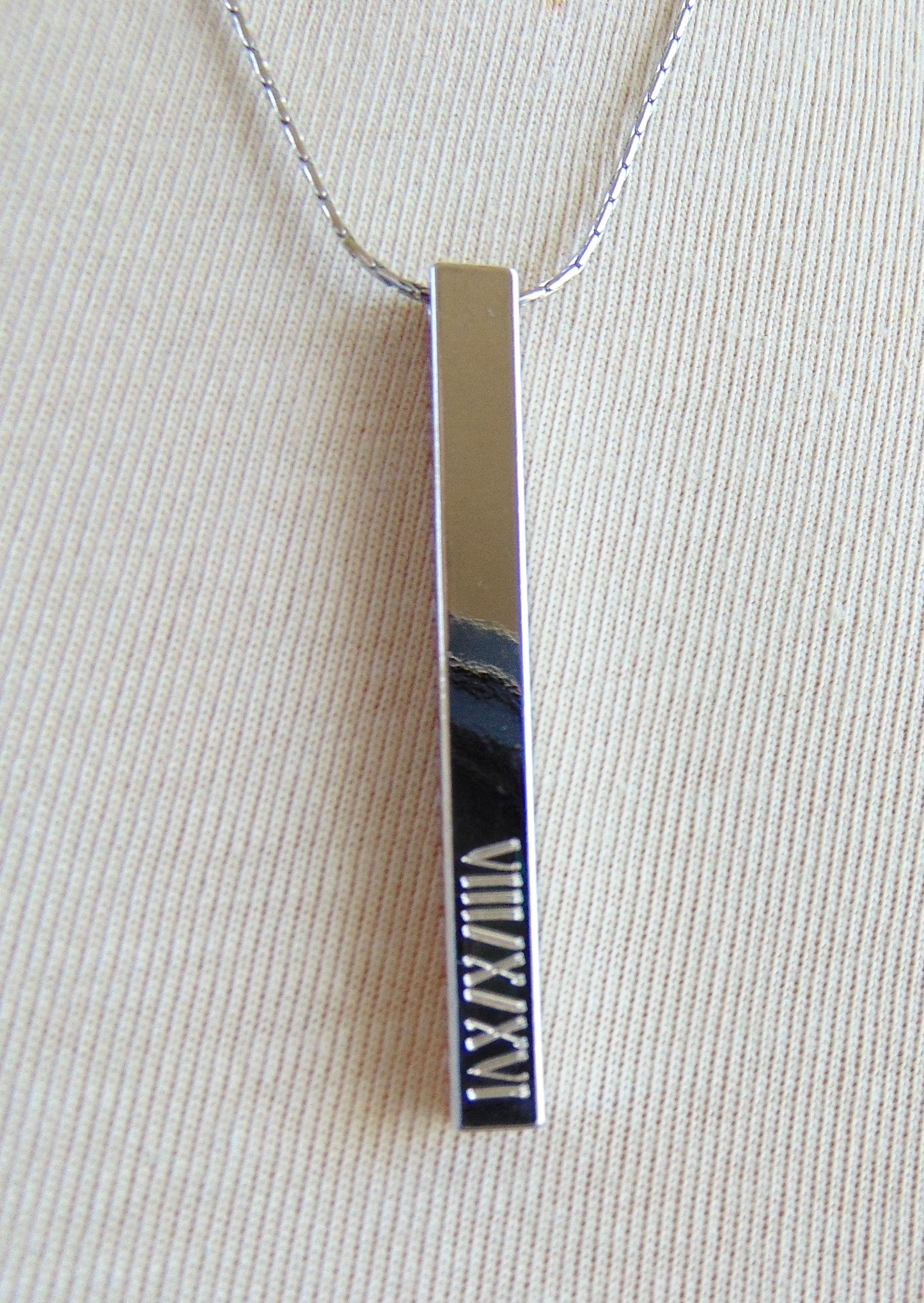 Collier barre cuboïde verticale, pendentif barre personnalisée