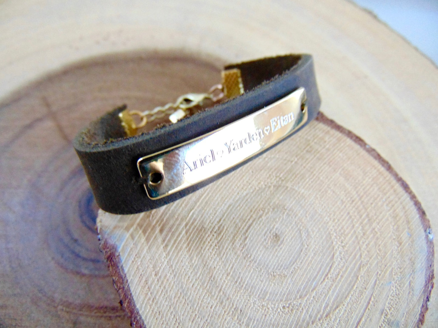 Gravure personnalisée sur bracelet manchette en or rose avec cuir noir/marron