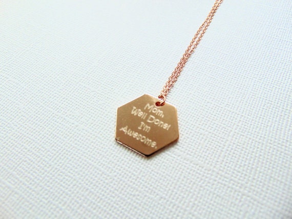 Collar personalizado de oro rosa hexagonal de regalo de mamá, joyería grabada personalizada, colgante de mensaje Mini joyería geométrica Mantra, capas delicadas