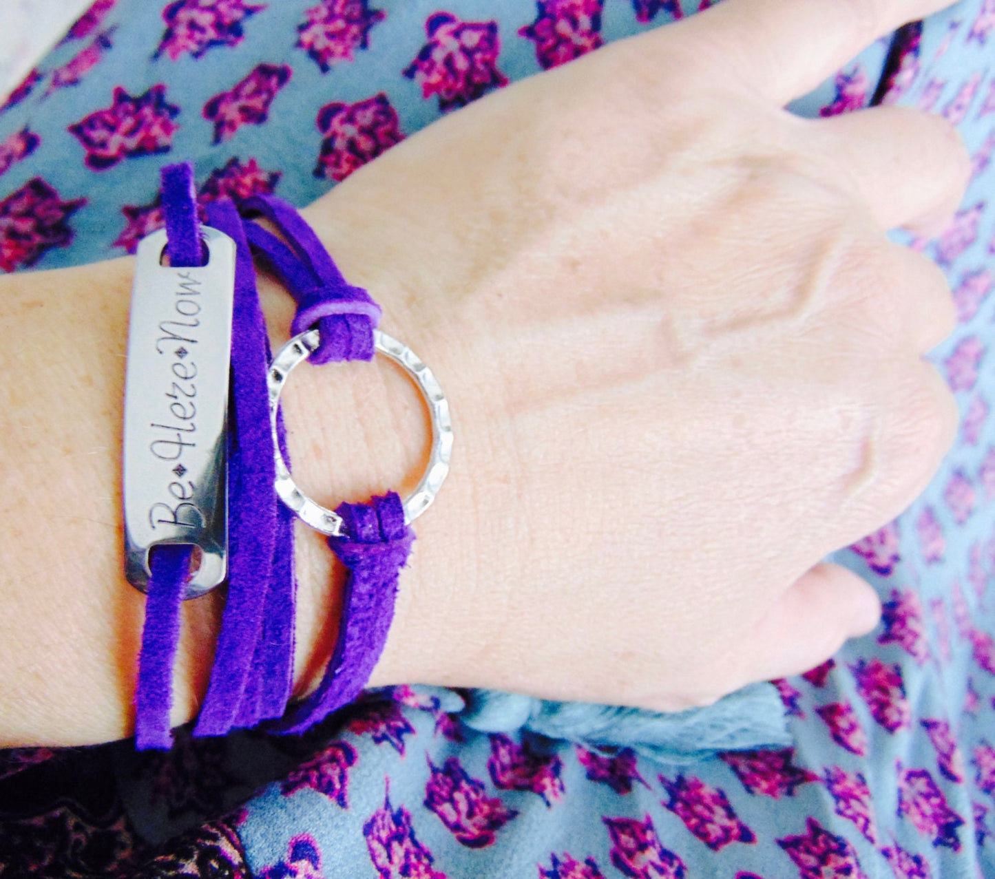 Pulsera de cuero púrpura personalizada, pulsera de barra grabada con arandela circular, pulsera de envoltura estampada ajustable, mensaje/joyería inspiradora