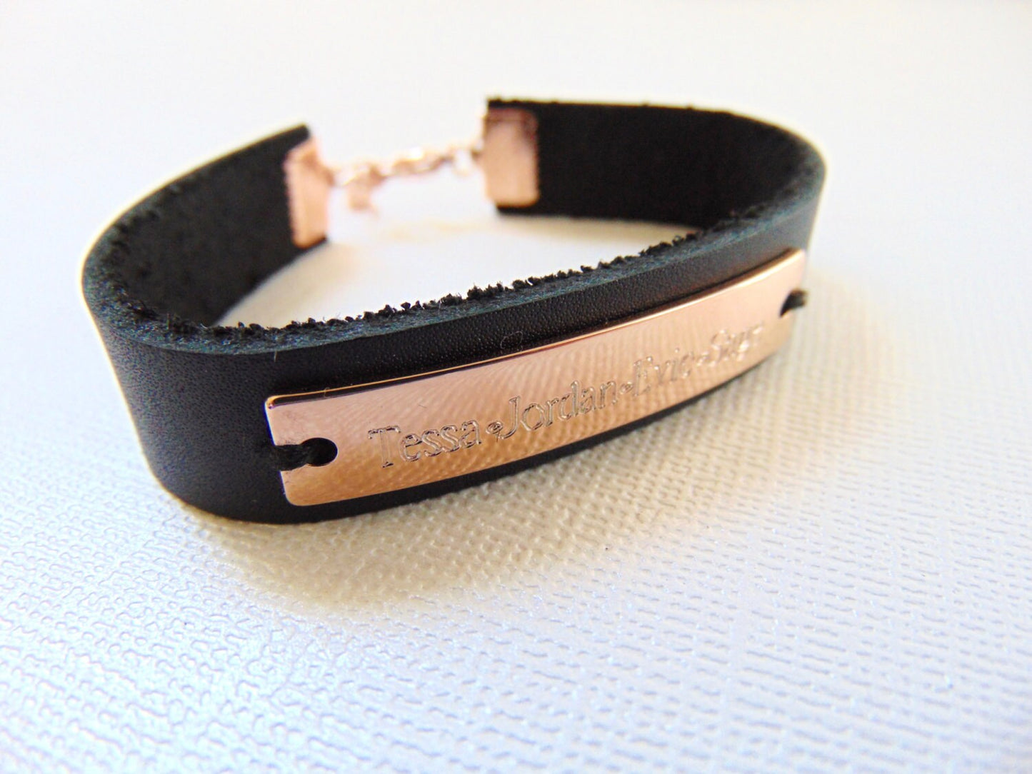 Brazalete de oro rosa personalizado, brazalete de barra de cuero grabado, brazalete de placa de nombre personalizado, regalo para mamá / papá, nombre del niño.