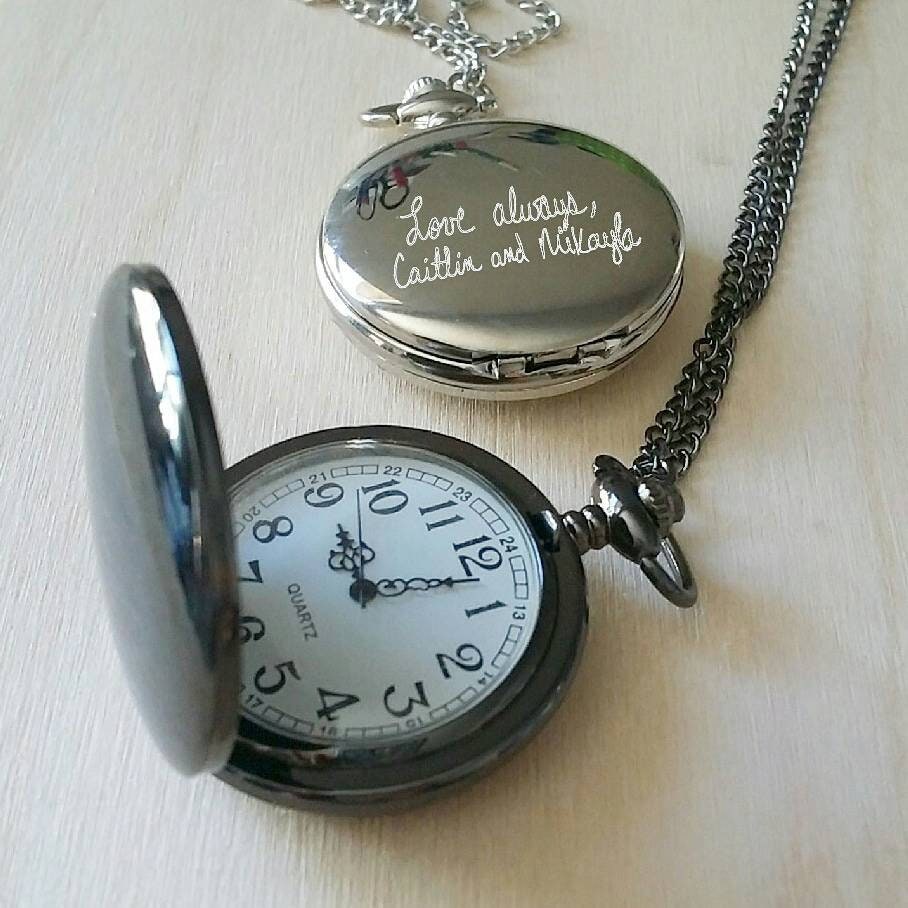 Reloj de bolsillo Escritura a mano, reloj monograma, regalo de hombre personalizado, cadena de reloj grabada, regalo de hombre exclusivo, colgante de reloj negro personalizado.