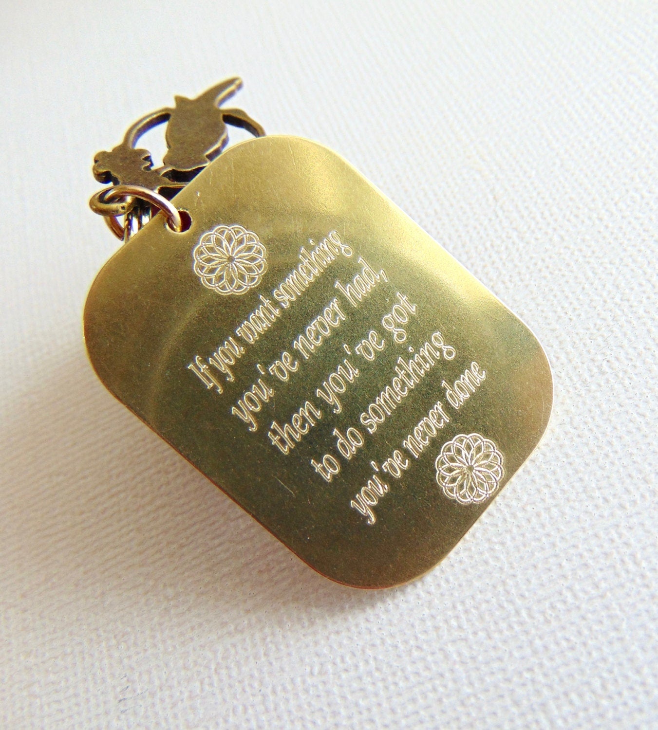 Personalized message engraved on keychain, in gold (Brass)