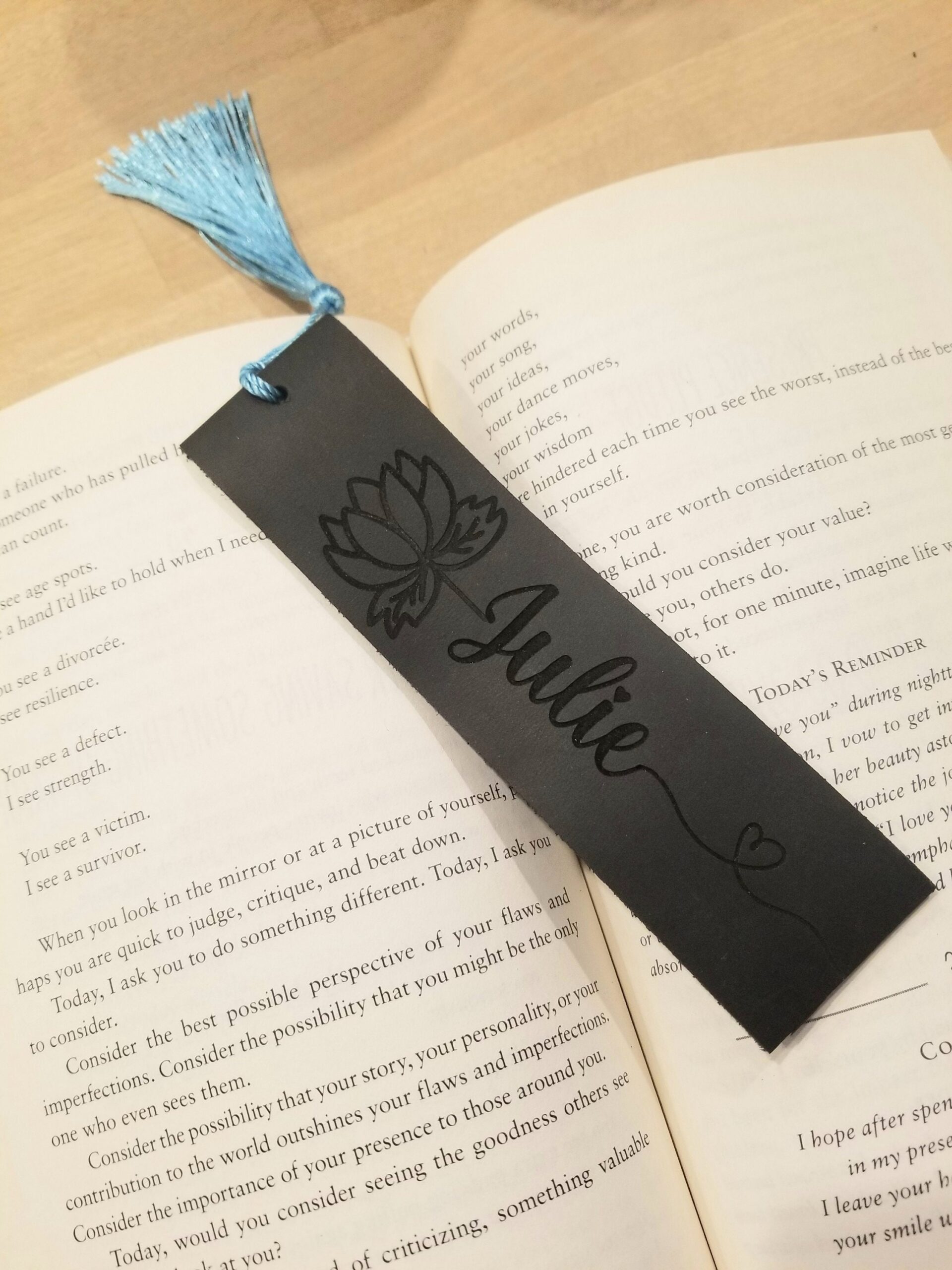 Custom leather bookmark, personalized Birth flower gift, Name bookmark gift for her, birthday gift for book lover,