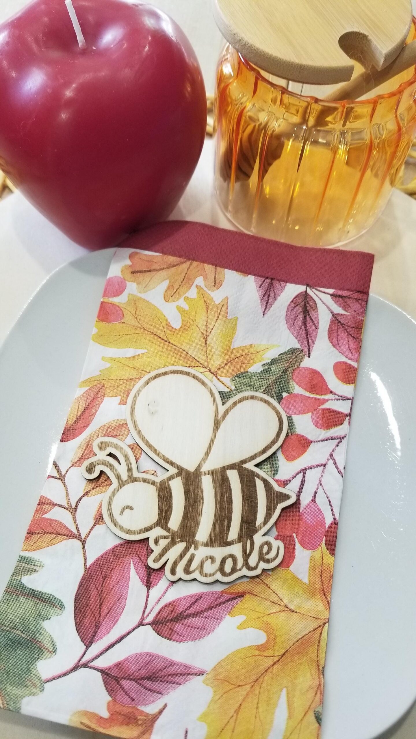 Personalized Honey Bee place card for Rosh Hashanah, Custom table decoration, Jewish new year holiday dinner setting decor, cutout Gift tag